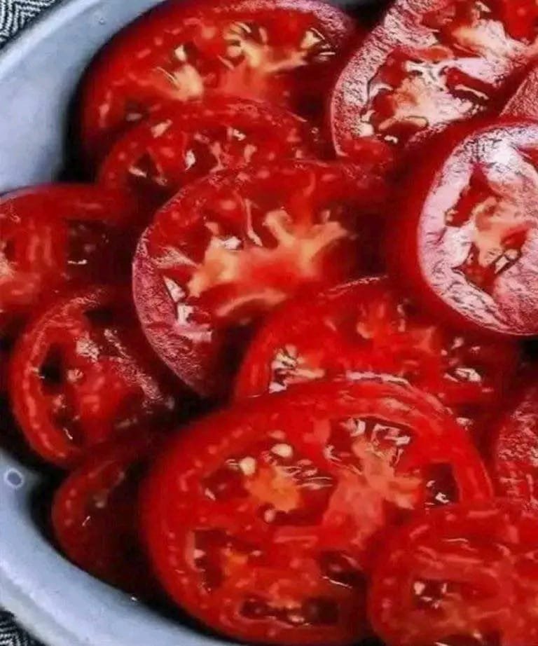 🍅 Doctors Reveal What Eating Tomatoes Really Does to Your Body